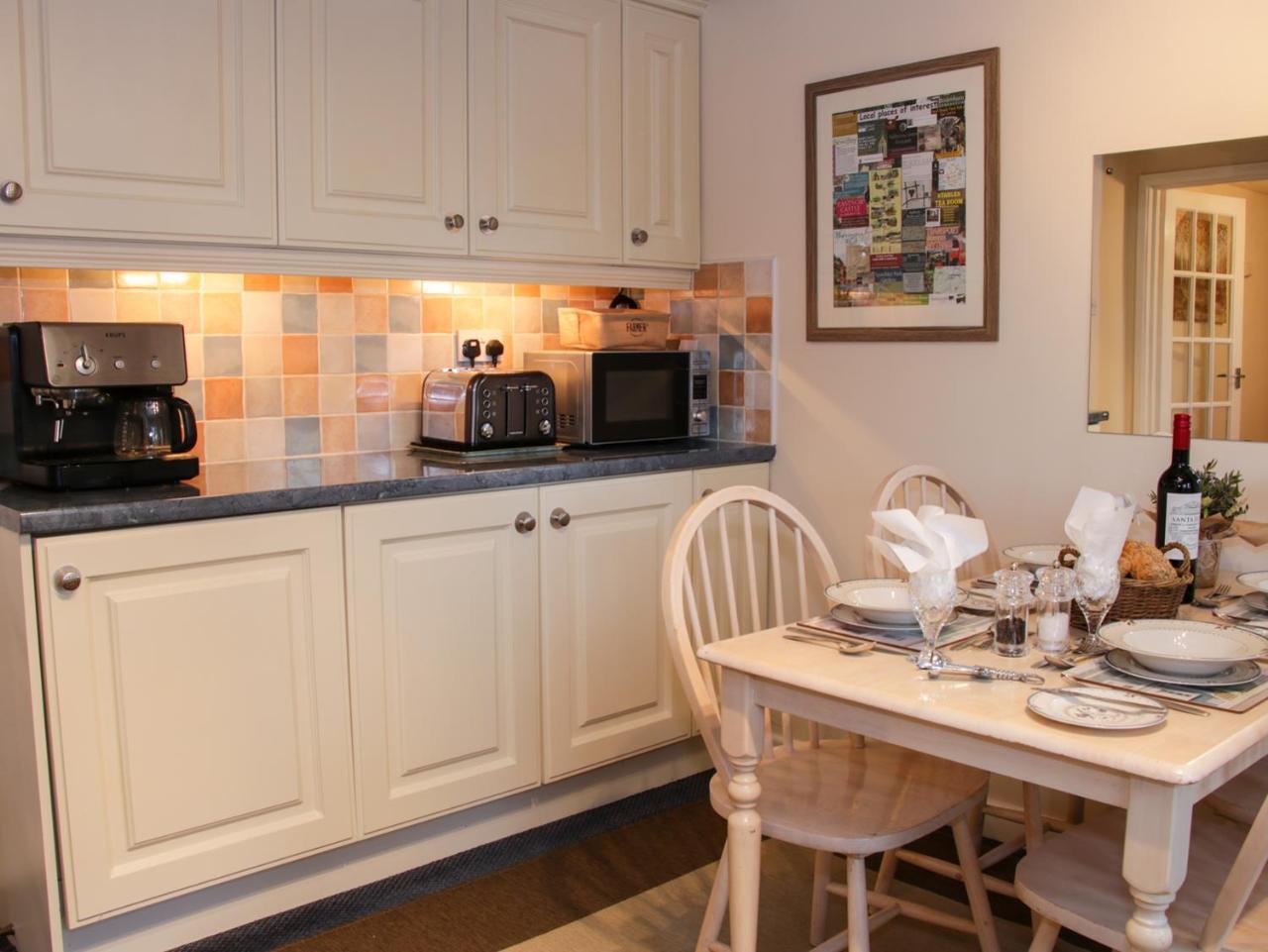 Cream Door Cottage Kidderminster Exterior photo